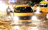 [ẢNH] Những kỹ năng lái xe an toàn khi trời mưa, ngập úng